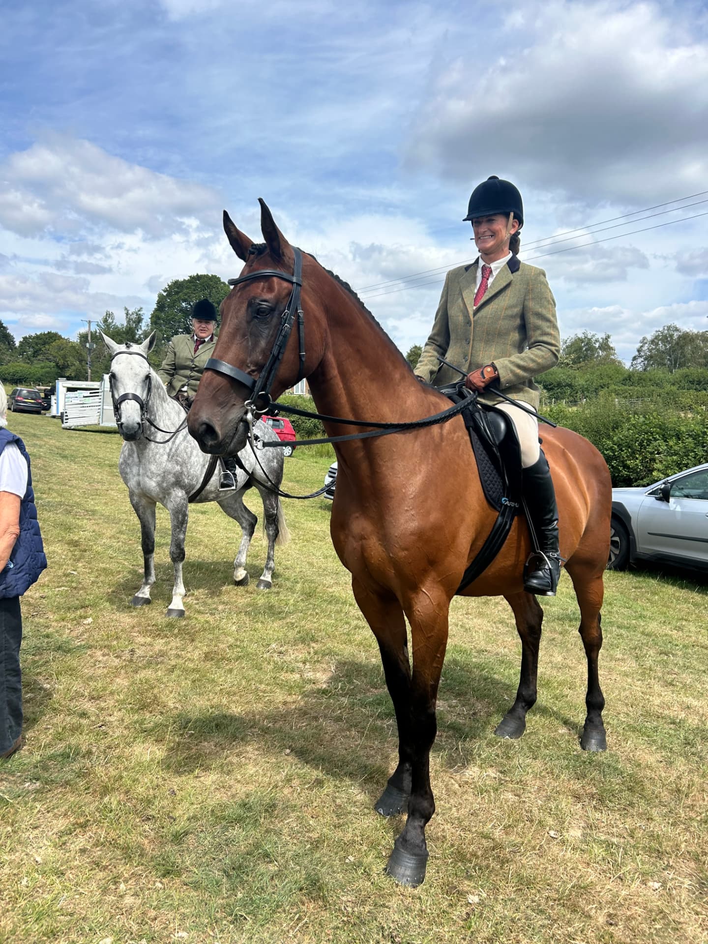Customer at a showing class on her bay horse